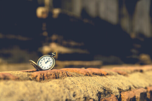 Orologio su pietra, rappresenta il tempo per avvicinarsi ai sogni