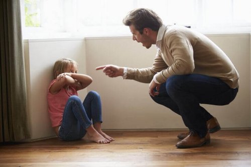 Padre che minaccia la figlia