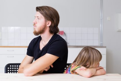 Padre arrabbiato con la figlia che fa i capricci