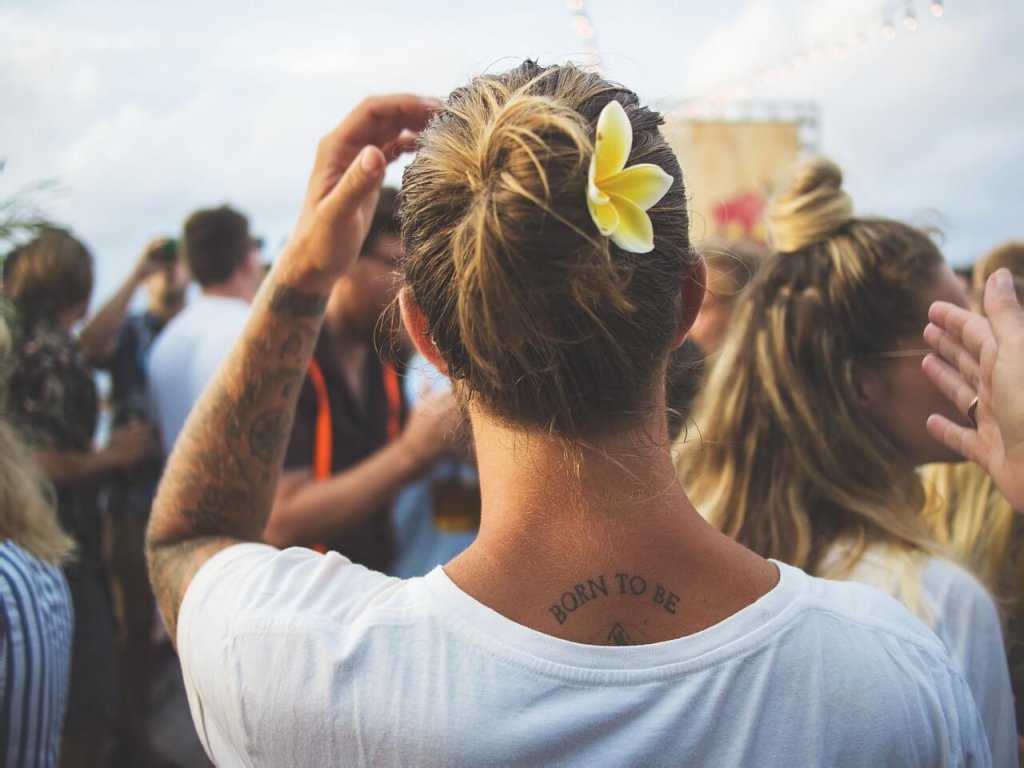 Persona con un tatuaggio sul collo
