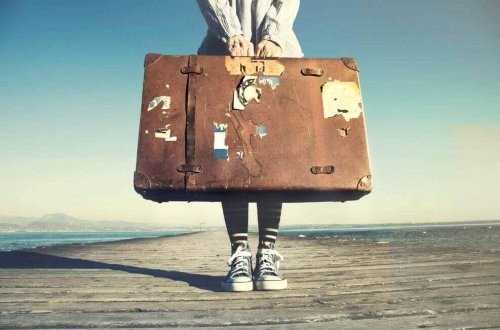 Persona con valigia con i tratti di personalità del modello di Cattell
