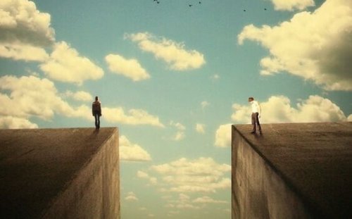 Persone separate da un precipizio