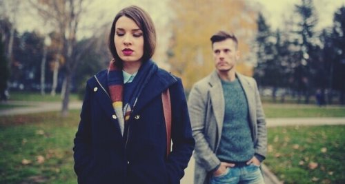 Ragazza col compagno alle spalle