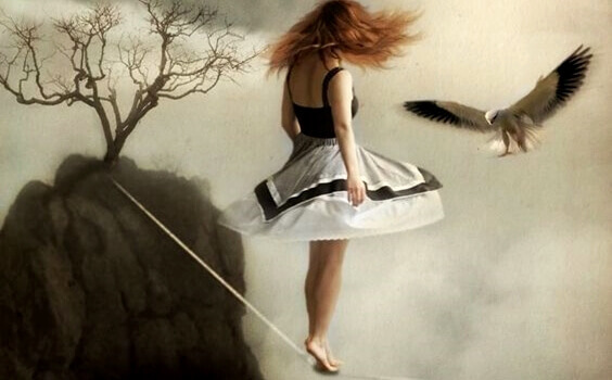 Ragazza su corda sospesa in aria