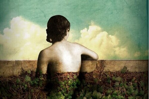 Ragazza di spalle che guarda l'orizzonte