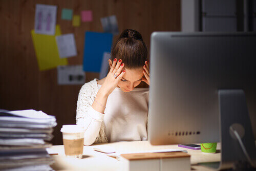 Ragazza stressata per il suo lavoro
