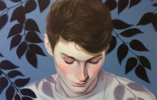 Ragazzo con lo sguardo rivolto in basso mentre pensa alla voce nella sua testa