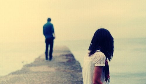 Ragazzo che si allontana dalla sua ragazza dopo che le ha detto di non amarla più