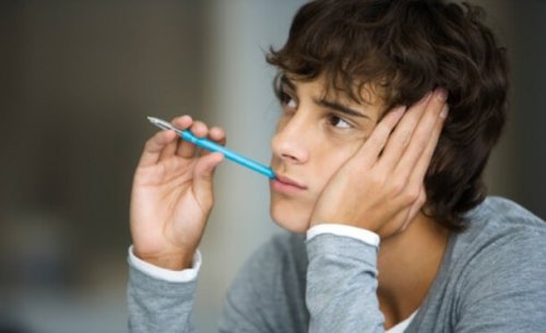 Ragazzo che passa il tempo a sognare a occhi aperti