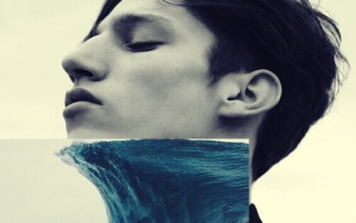 Ragazzo sopra un'onda del mare