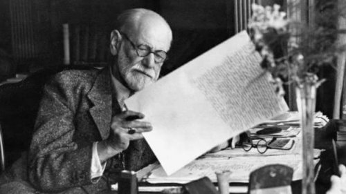 Sigmund Freud mentre lavora