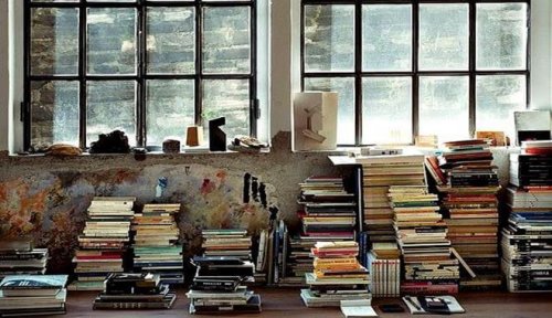 Stanza con libri in disordine