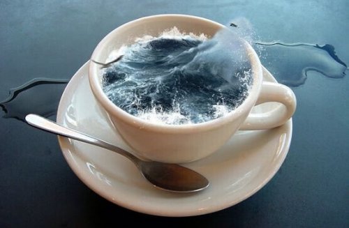 Tazza che contiene il mare