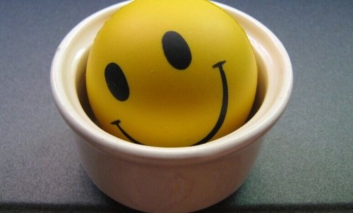 Una tazza con l'emoticon felice