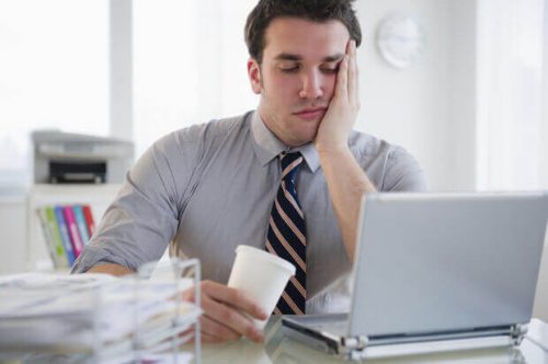Uomo annoiato sul lavoro