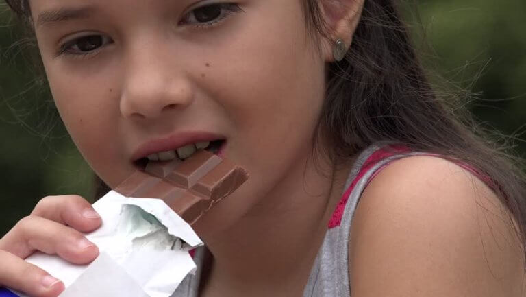 Bambina che mangia cioccolato