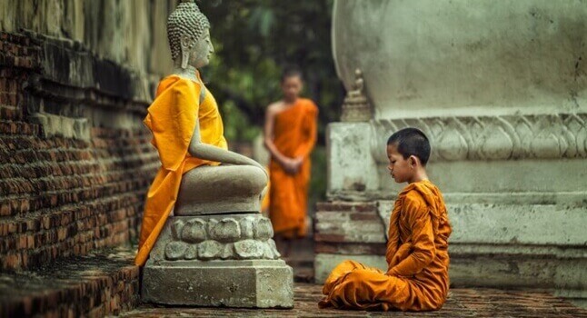 Bambino di fronte a Buddha