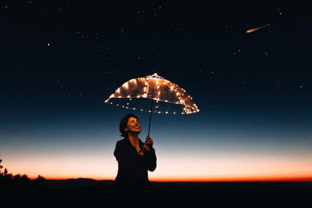 Donna con ombrello luminoso