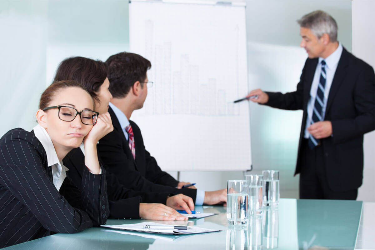 Donna si annoia al lavoro