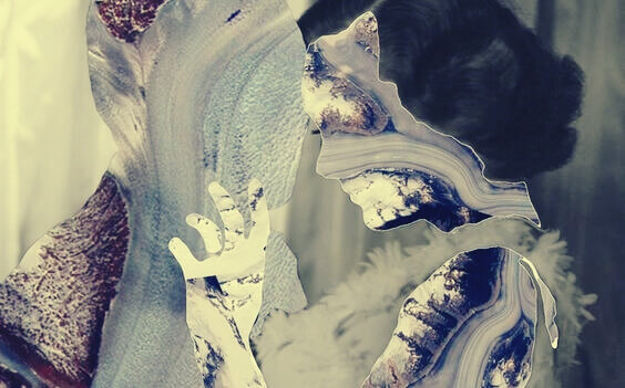 Fidanzati coperti di pittura