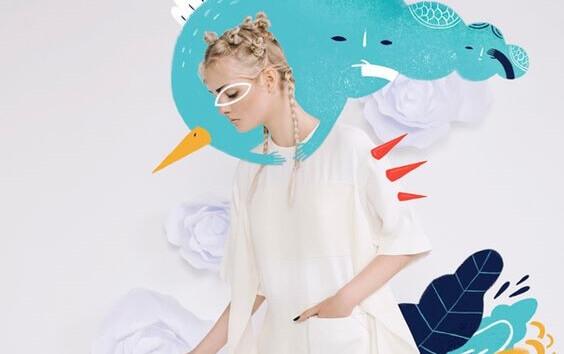 Ragazza circondata da disegni