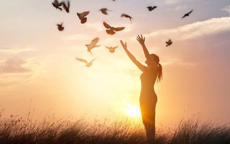 Ragazza libera delle colombe