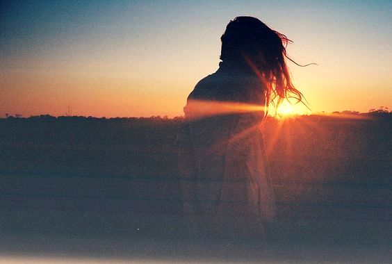 Ragazza osserva l'alba