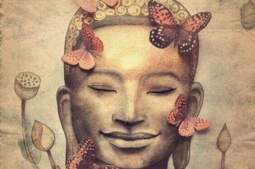 Buddha sorridente con delle farfalle