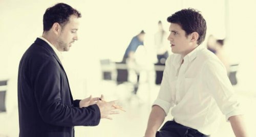 Colleghi di lavoro che parlano