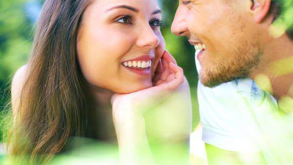 Coppia che si guarda negli occhi