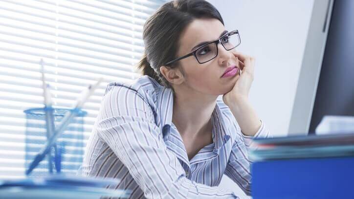 Ragazza annoiata mentre lavora