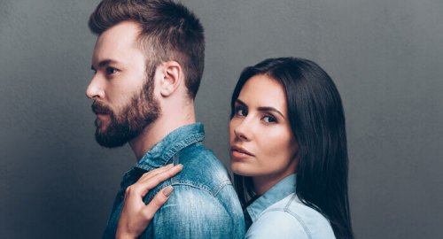 Donna che abbraccia uomo da dietro