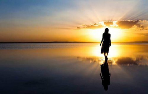 Donna che cammina all'alba