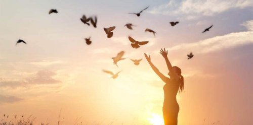 Donna che libera delle colombe