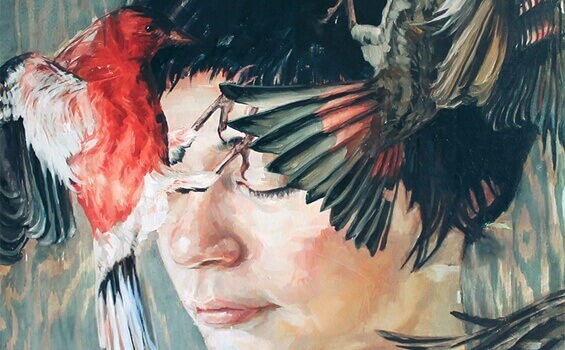 Donna con piume sul viso