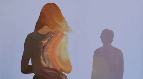 Donna davanti a sagoma maschile