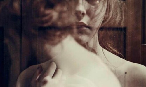 Donna di spalle sovrapposta a donna frontale