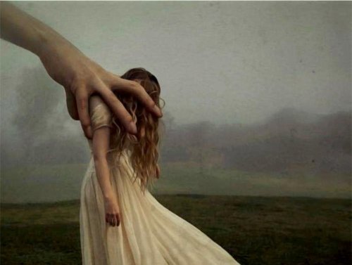 Donna in una mano che rappresenta lo stress