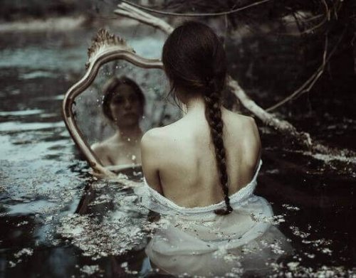 Donna nell'acqua con uno specchio