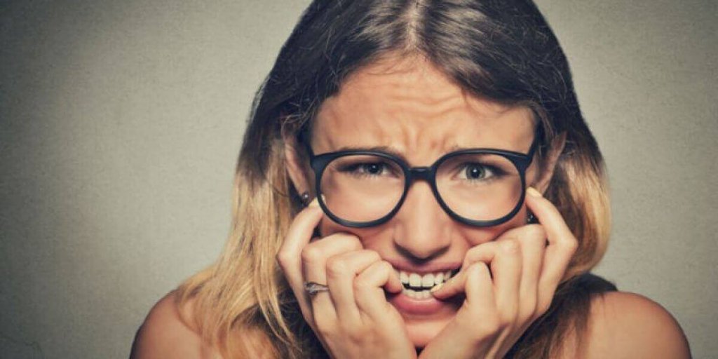 Donna che si mangia le unghie