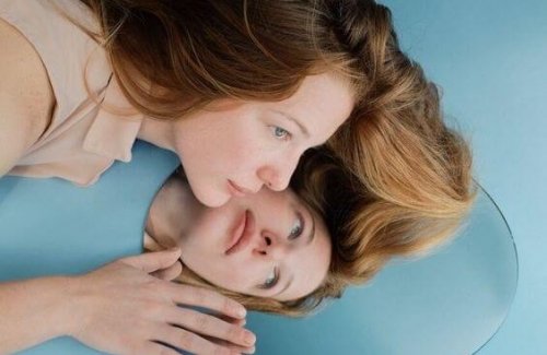 Donna riflessa in uno specchio