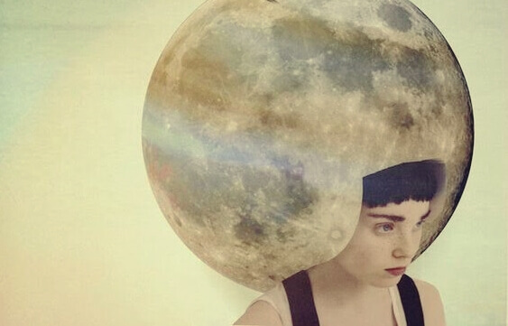 Donna con la testa dentro la luna