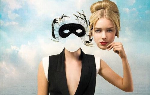 Donna che tiene il suo volto, come rappresentazione delle frasi di Jacques Lacan