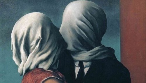 Figure con volti coperti da un lenzuolo che si baciano