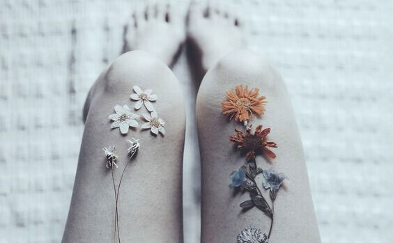 Gambe con fiori