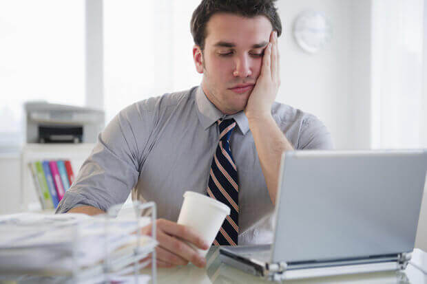 Uomo annoiato al lavoro