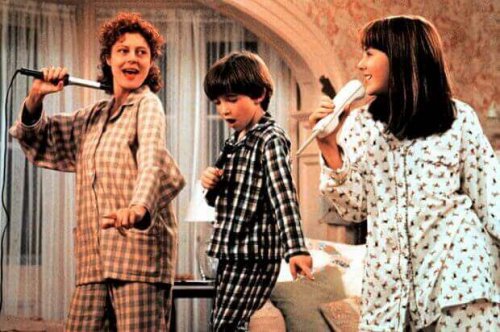 Madre con i suoi figli nel film Nemiche Amiche