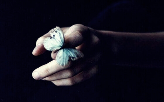 Mano con farfalla