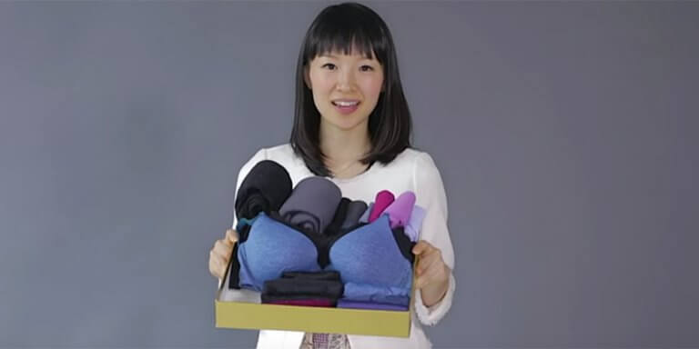 Marie Kondo con un cassetto