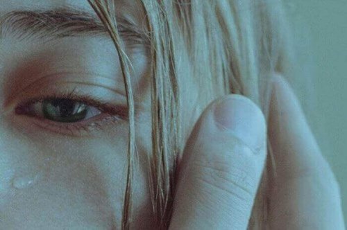 Occhio di donna che piange per l'abuso subito